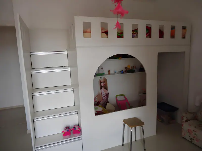 Cama infantil em formato de casinha, com escada-gaveteiro e espaço para brincar embaixo